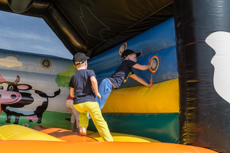 Hüpfburgen und mobile Spielgeräte