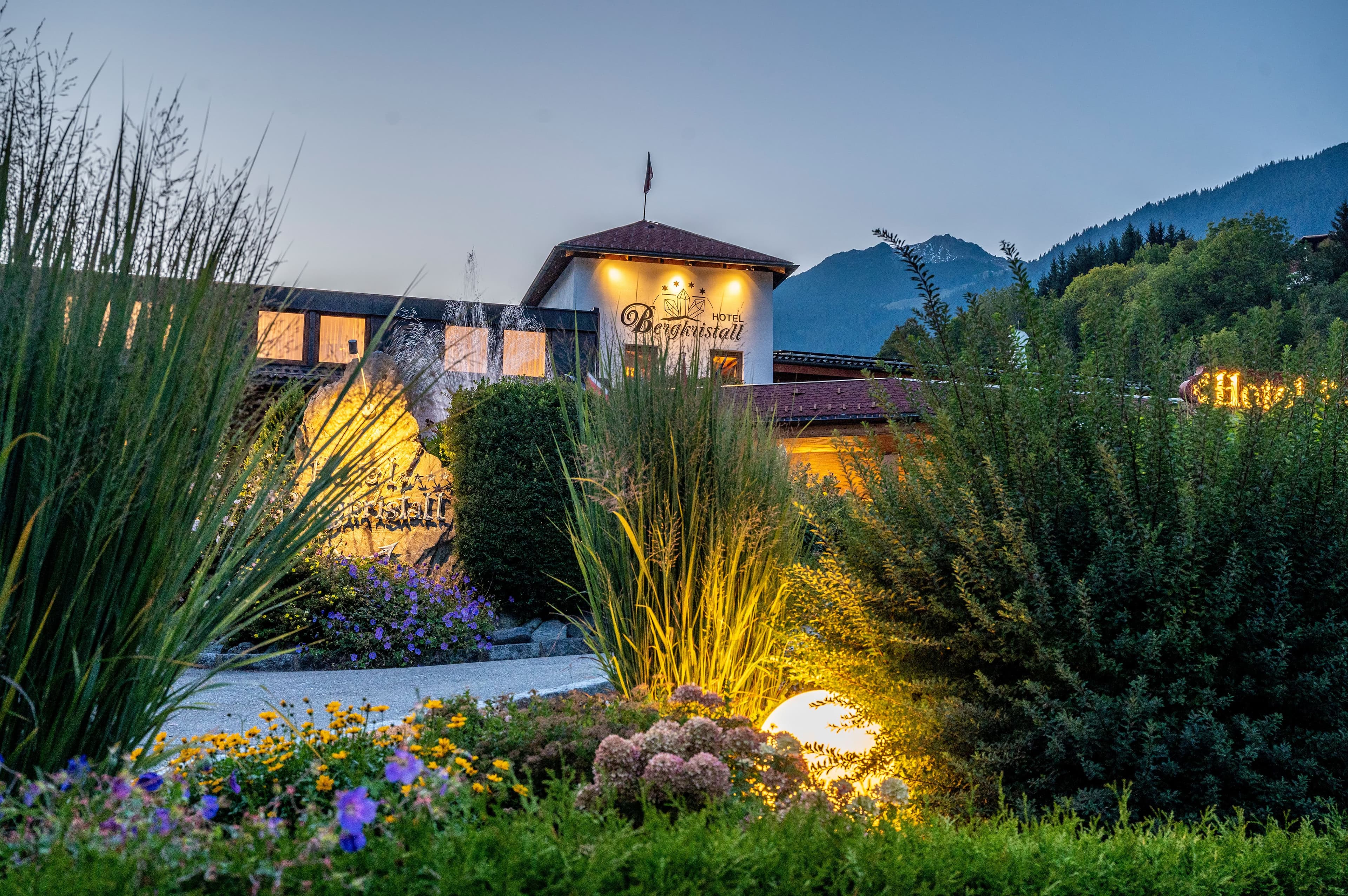 Hotel Bergkristall Montafon Außenansicht Dämmerung Sommer Silbertal