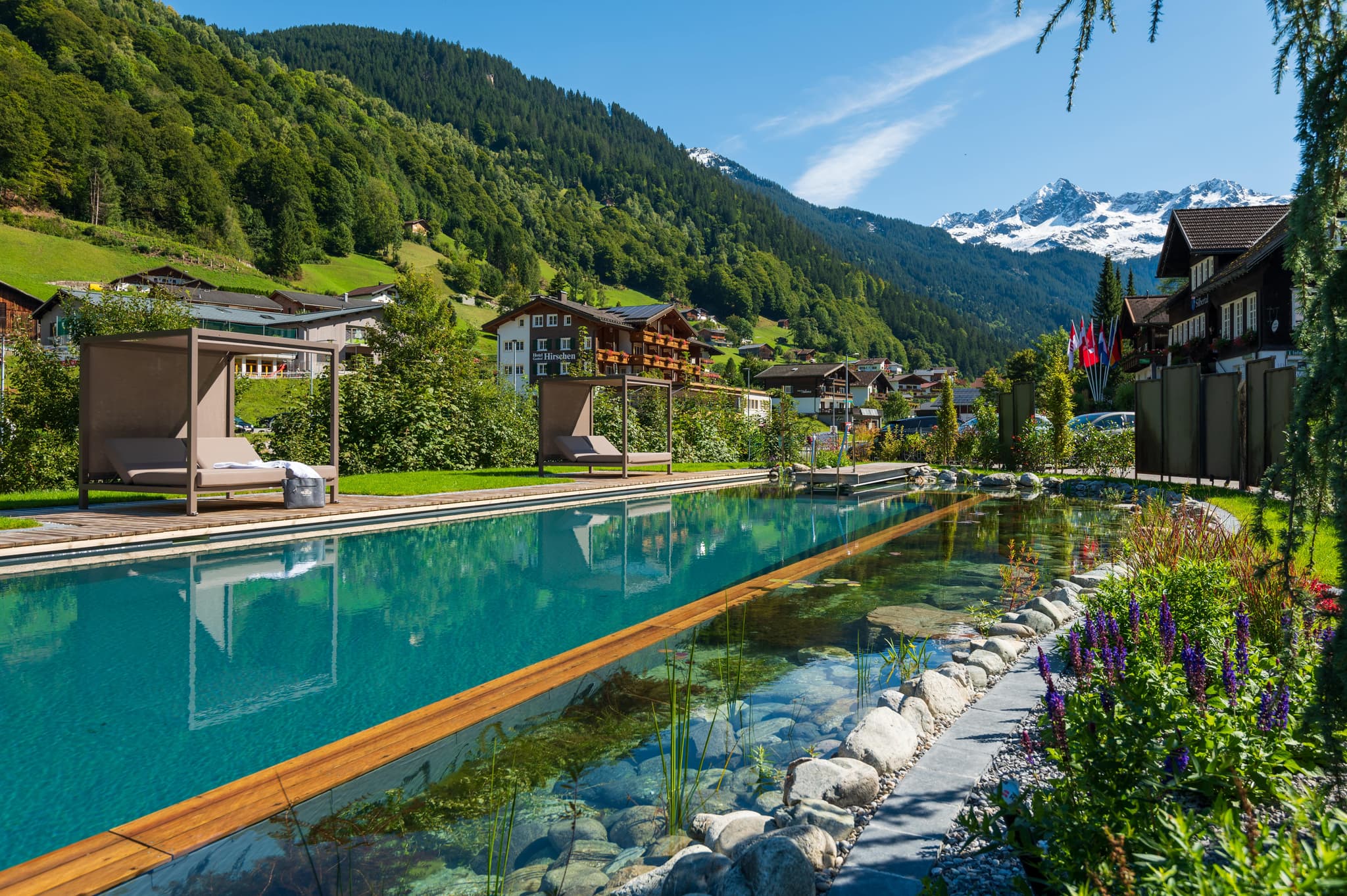 Naturbadesee mit Bergblick im Montafon Hotel Bergkristall