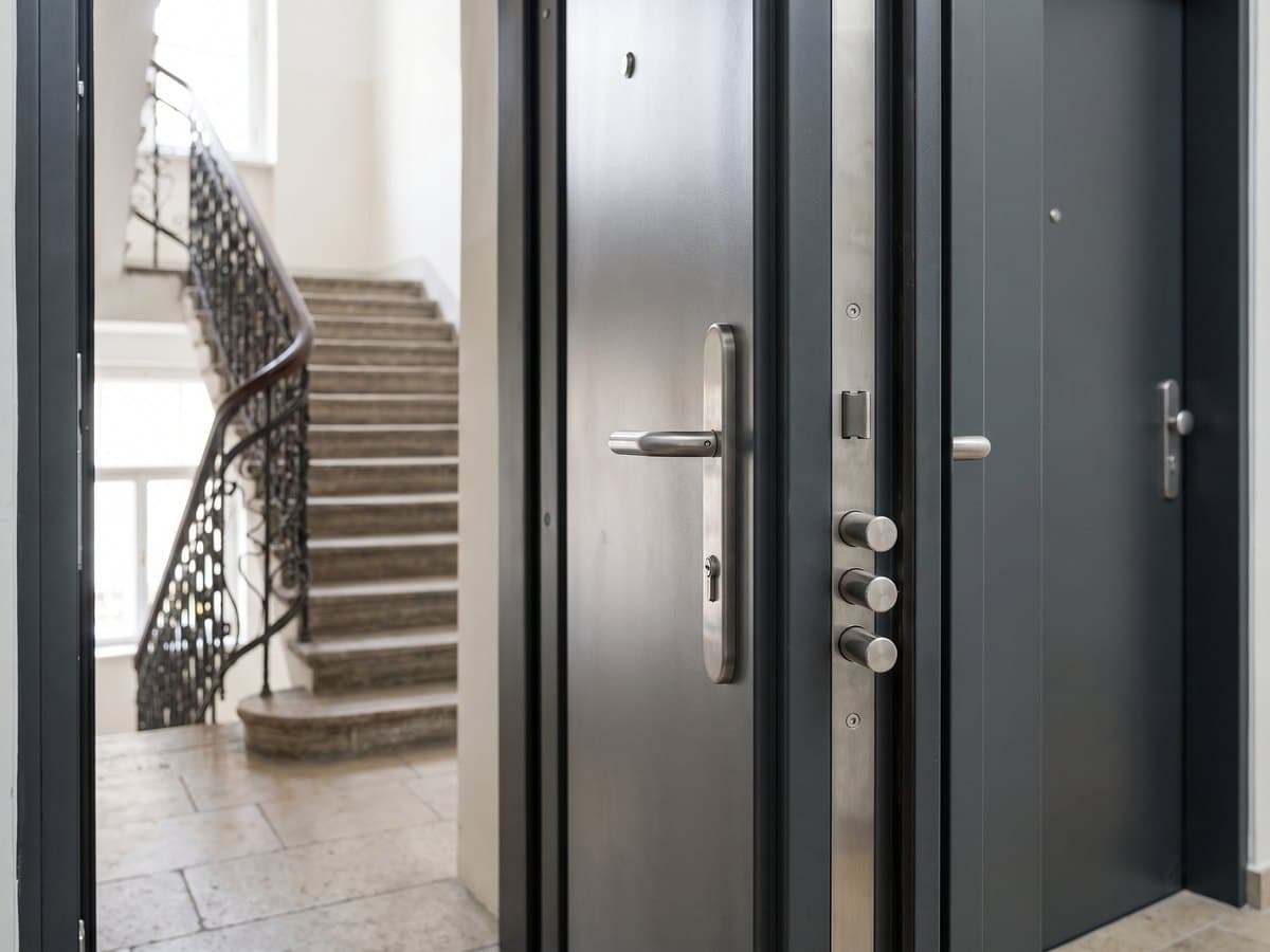 Sicherheitstür mit Mehrfachverriegelung im Wiener Stiegenhaus
