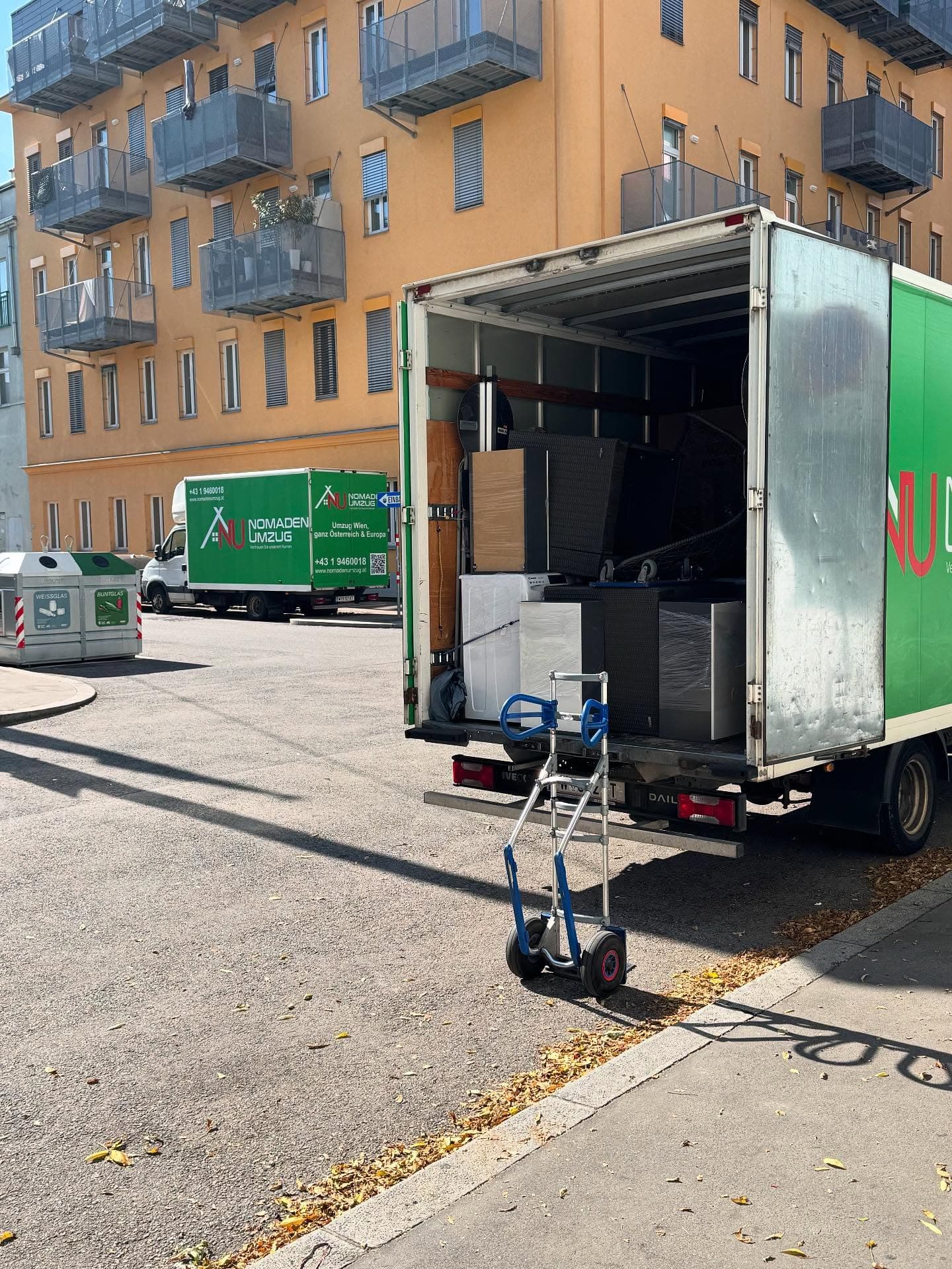 Zwei LKW von Nomaden Umzug parken vor einem Wiener Wohnhaus bei einem Umzug