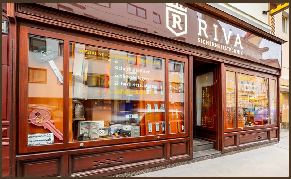 Eingang und Firmenschild der Firma „RIVA Sicherheitstechnik“, Löwengasse 31A, 1030 Wien