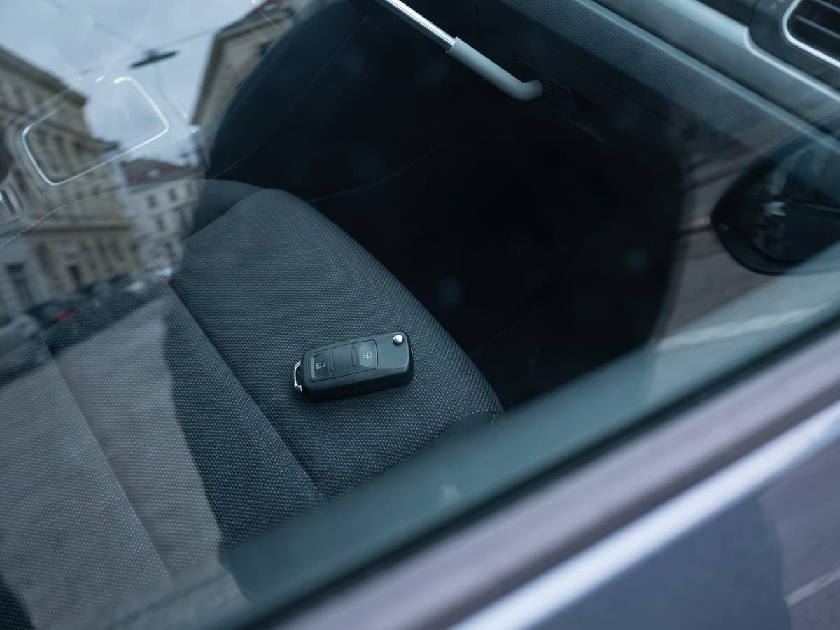 Autoschlüssel im Auto eingesperrt – Öffnung mit Langgreifer ohne Beschädigung